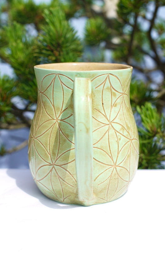 Tasse Blume des Lebens hellgrün Sgraffito