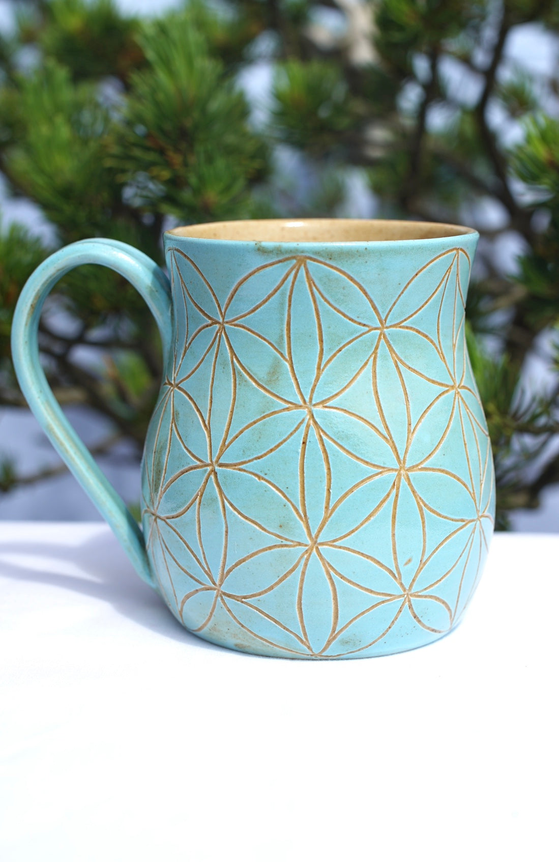 Tasse Blume des Lebens hellblau Sgraffito