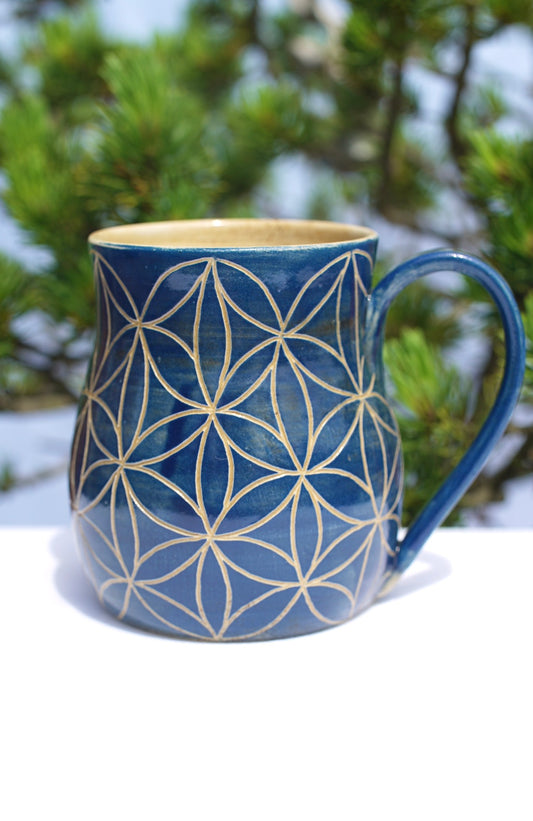 Tasse Blume des Lebens blau Sgraffito