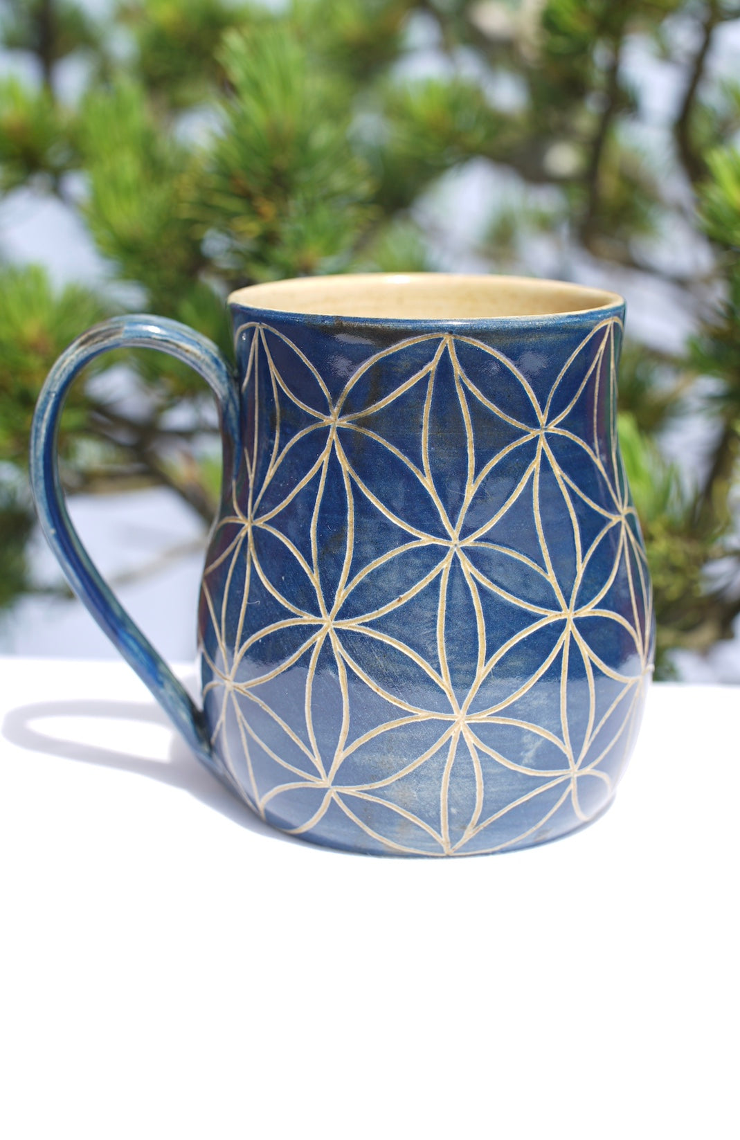 Tasse Blume des Lebens blau Sgraffito