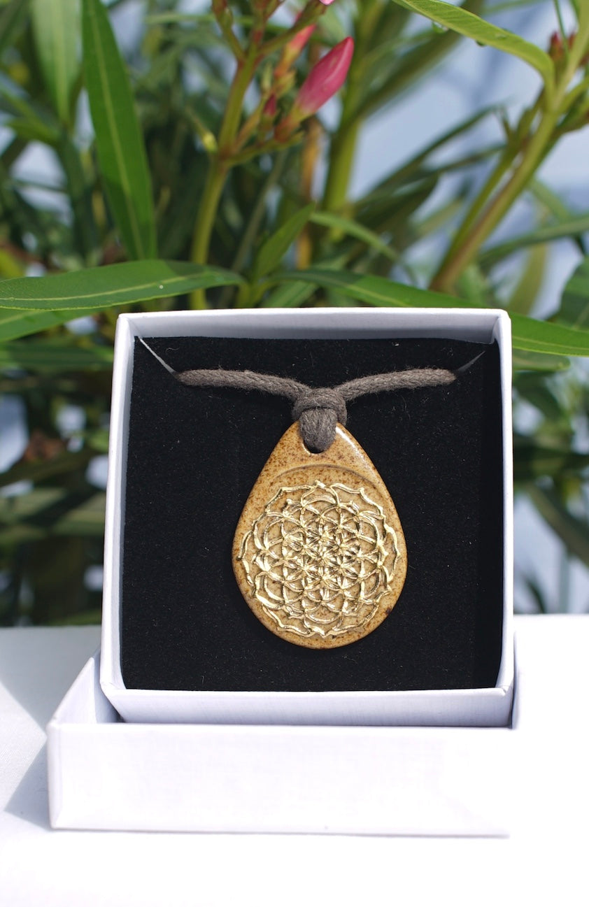 Amulet with flower of life in 24-carat gold