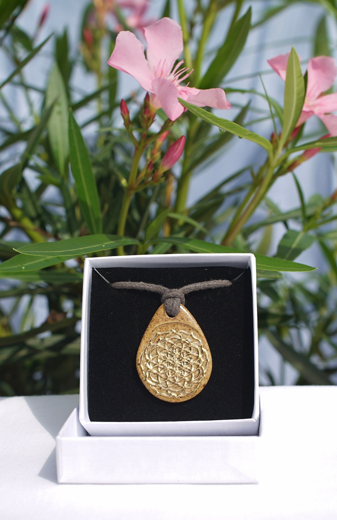 Amulet with flower of life in 24-carat gold