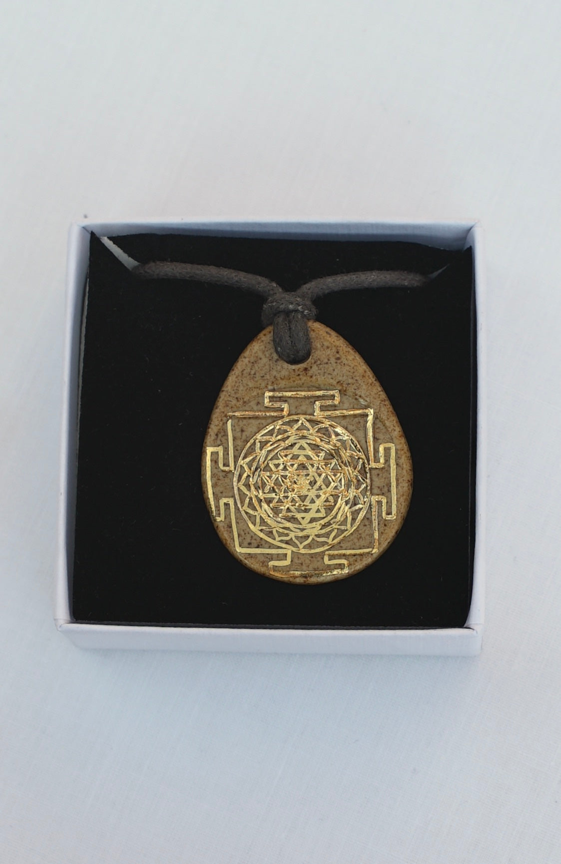 Amulett Sri Yantra und Lebensbaum in 24 Karat Gold