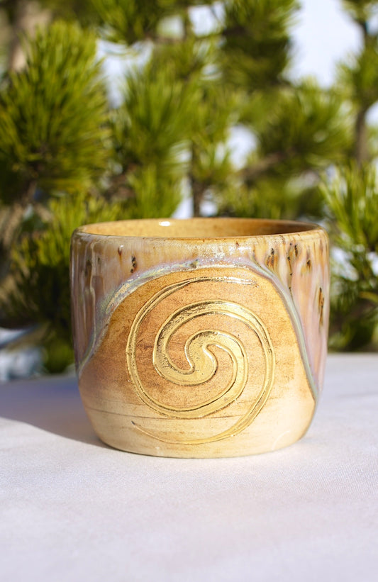 Cocoa ceremony mug with double spiral 24-carat gold