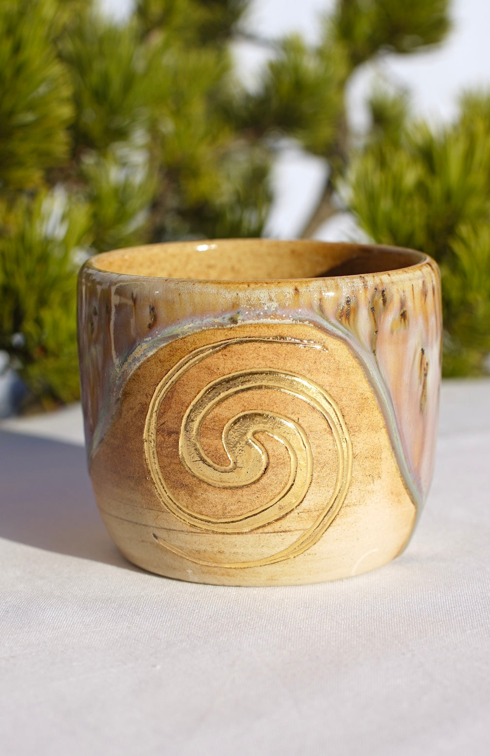 Cocoa ceremony mug with double spiral 24-carat gold